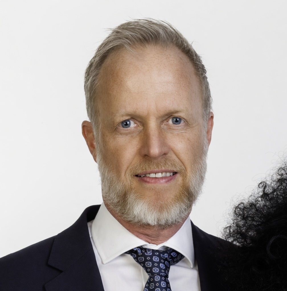 Frode Friestad, redaktør i Droneavisa, portrett i dress og slips