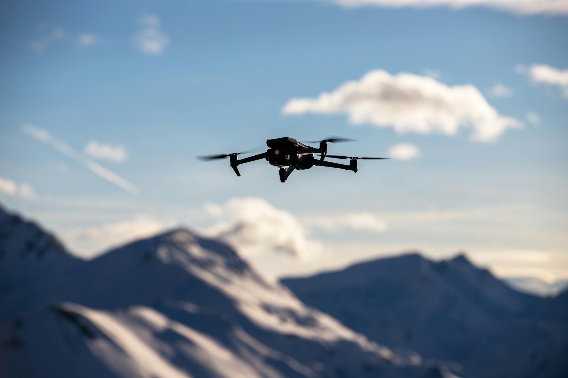 Autel-drone mot hvit bakgrunn med FCC-logo og juridiske dokumenter i bakgrunnen.