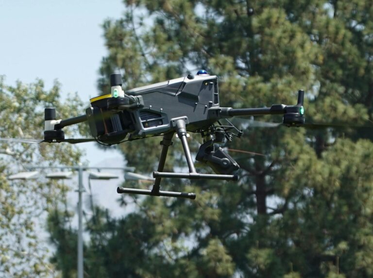 DJI Air 3S-drone sett forfra mot nøytral bakgrunn, med RC 2-kontroller synlig.