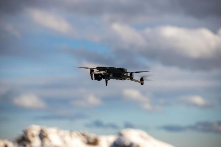 Militær interceptordrone i flukt over åpent terreng, designet for dronebekjempelse.