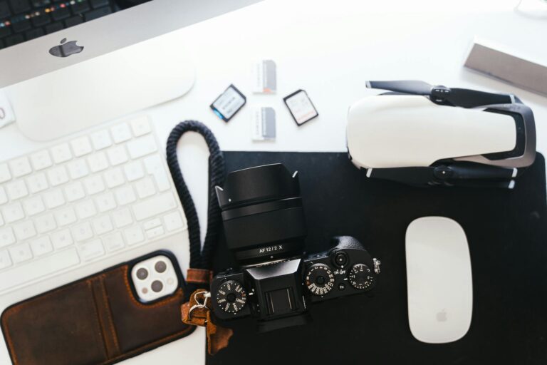DJI Neo og DJI Mini 4K droner mot nøytral bakgrunn, klar for salg.