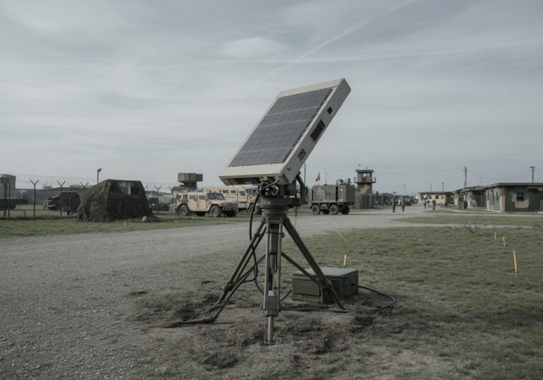Militær radarsensor montert utendørs, rettet mot himmelen for dronedeteksjon.