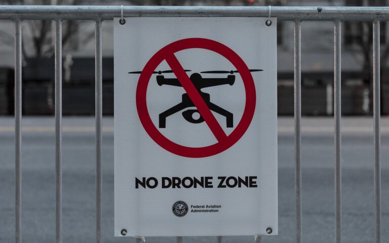 «No Drone Zone»-skilt fra FAA festet på en sperring