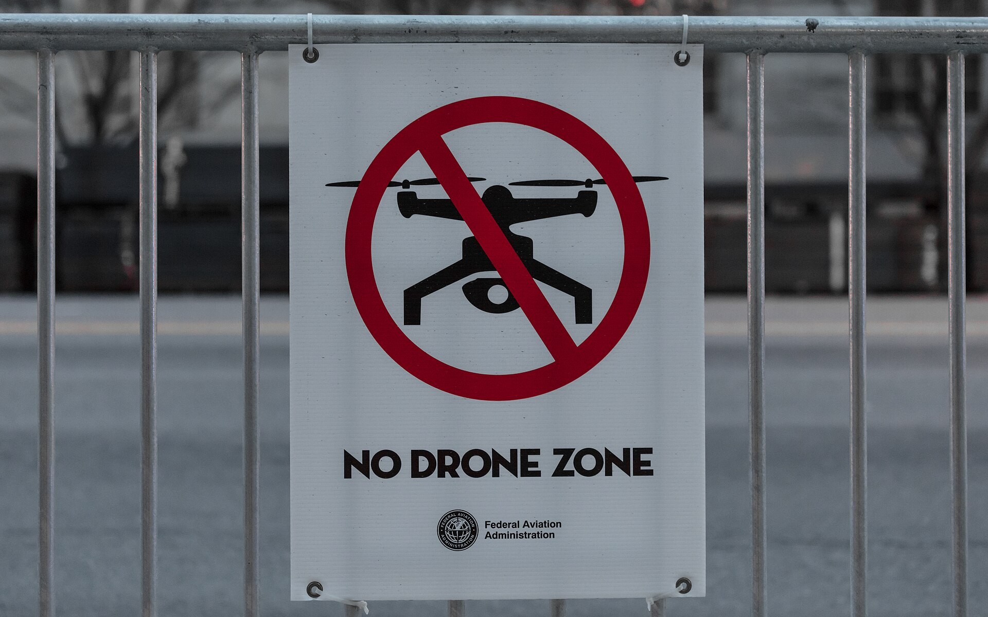 «No Drone Zone»-skilt fra FAA festet på en sperring