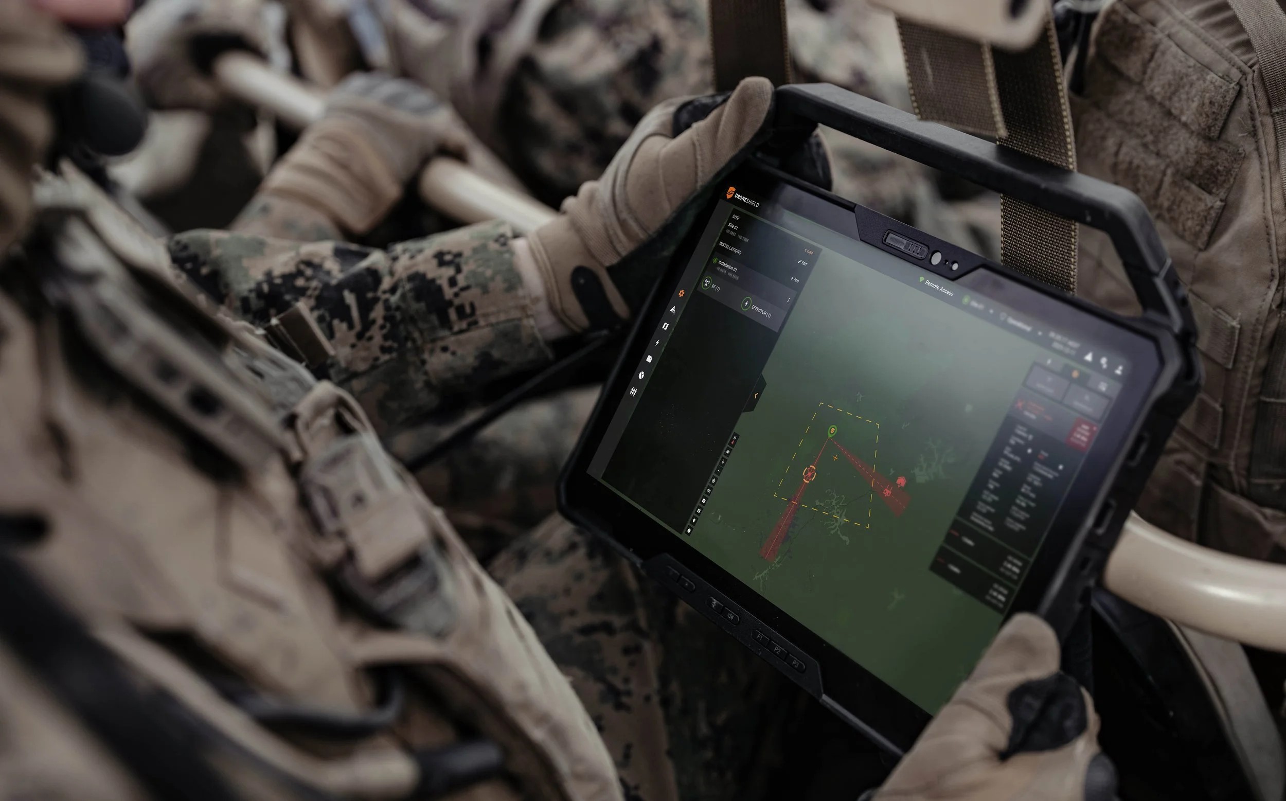 Soldat bruker DroneShields motdrone-system på et nettbrett