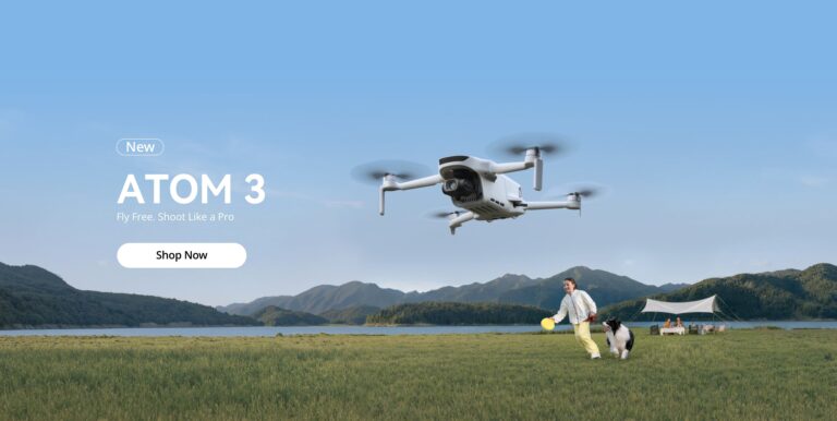 Profesjonell inspeksjonsdrone med fire rotorer og synlig klassemerke-etikett mot nøytral bakgrunn