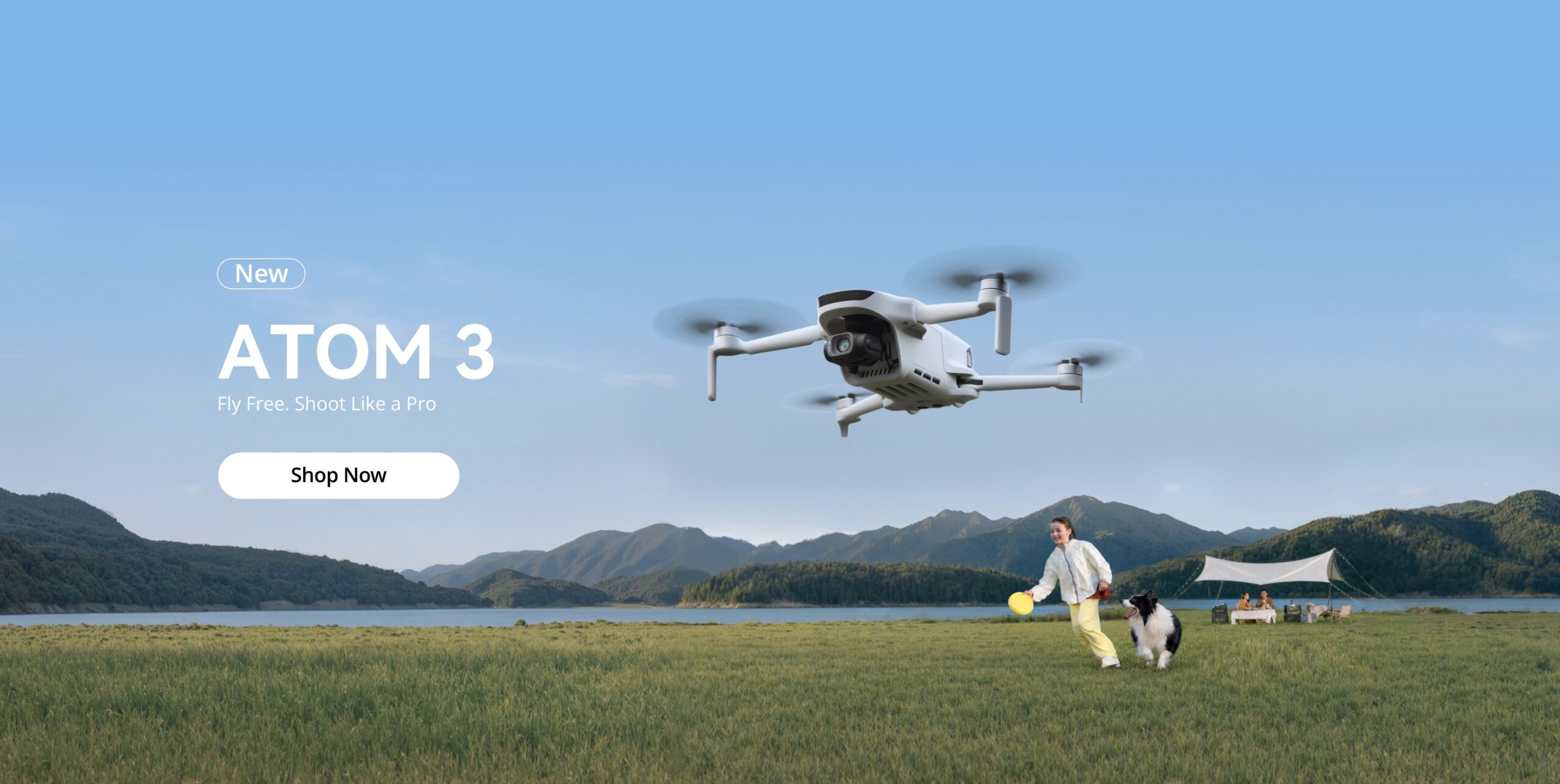 Profesjonell inspeksjonsdrone med fire rotorer og synlig klassemerke-etikett mot nøytral bakgrunn