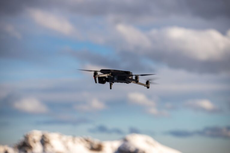 Kystvaktskip til havs med en militær overvåkingsdrone synlig over dekket