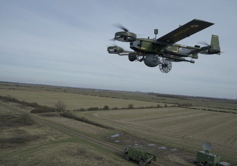 Elektrisk interceptordrone i flukt over åpent terreng, designet for å bekjempe fiendtlige droner.