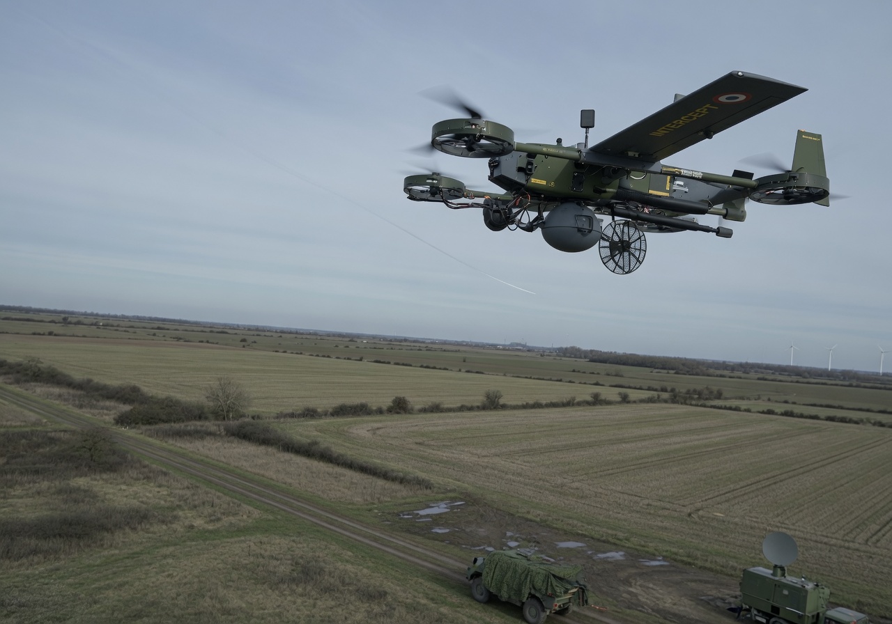 Elektrisk interceptordrone i flukt over åpent terreng, designet for å bekjempe fiendtlige droner.