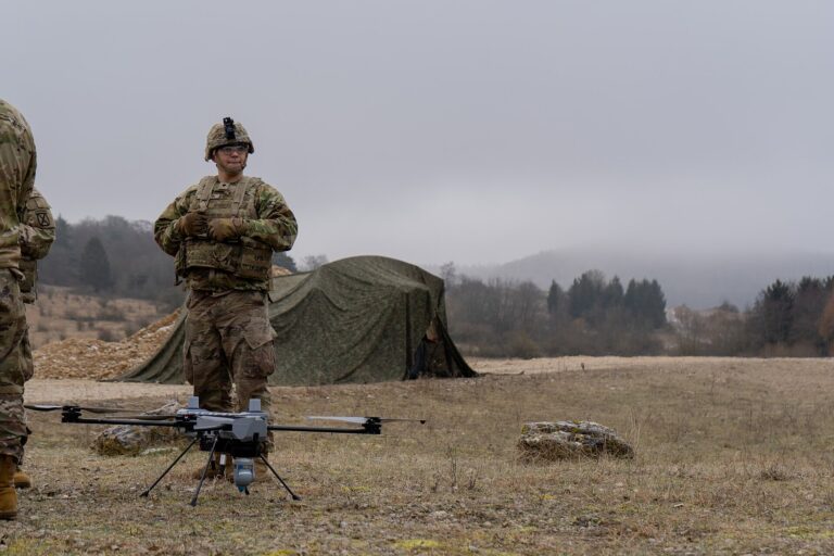 US-soldat ved en PDW C100D-drone på bakken i et felt