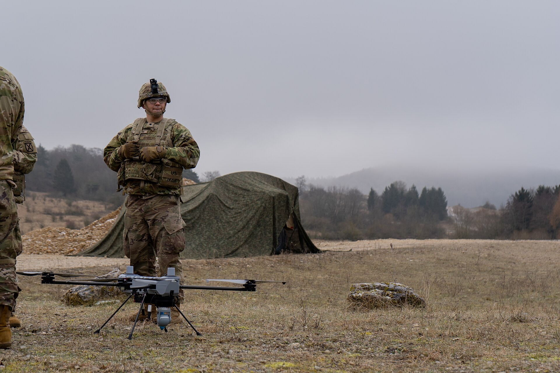 US-soldat ved en PDW C100D-drone på bakken i et felt