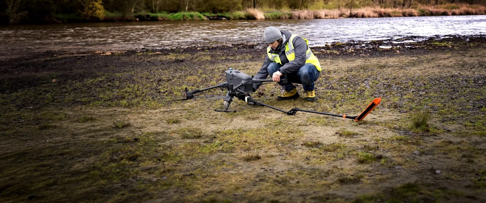 To operatører klargjør en SPH Engineering survey-drone i terreng