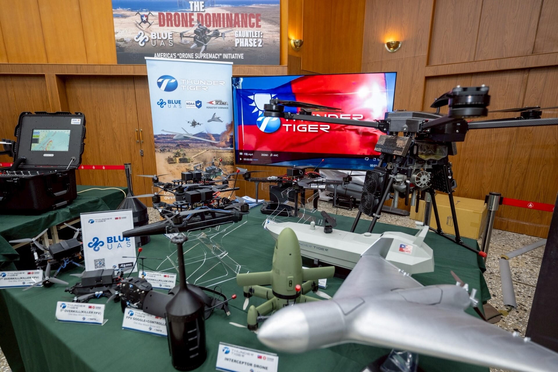 Taiwanske militærdroner stilt ut på et bord under TEDIBOA-drone-alliansen