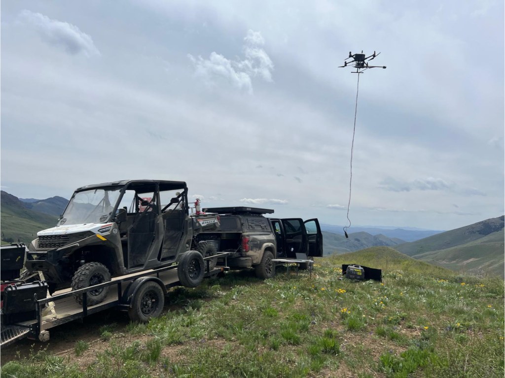 Drone settes ut for magnetometer-kartlegging på White Star-prosjektet i Nevada