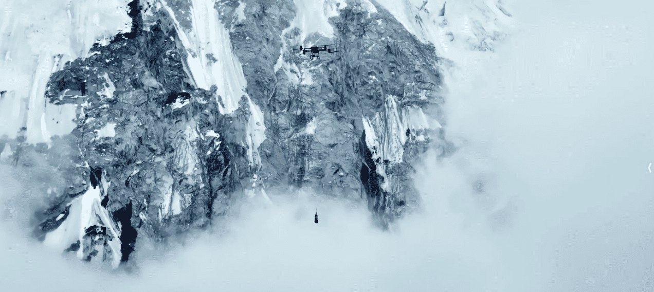 DJI FlyCart 100 flyr med hengende last langs fjellsiden på Mount Everest