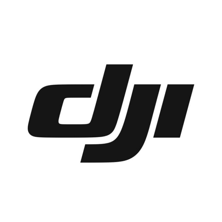 DJI Matrice 400 industridrone med bakmontert fallskjermmodul synlig på undersiden.
