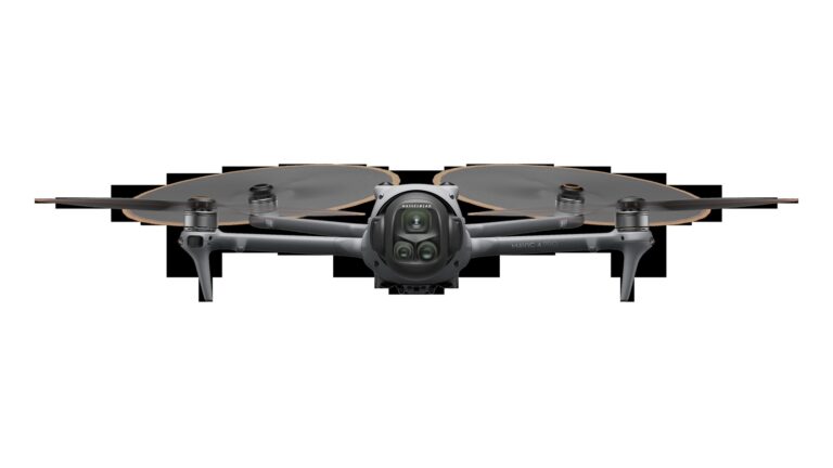 DJI Mavic 4 Pro med foldbare armer og trekamerasystem mot nøytral bakgrunn.