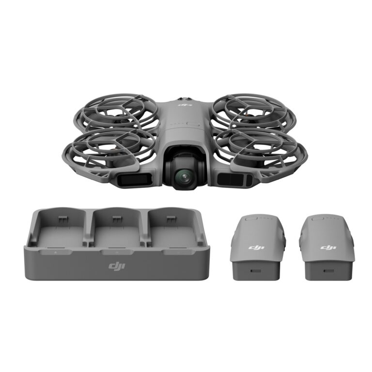 Liten hvit lettvektsdrone svever over en smal grussti i fjellterreng med sykkelspor