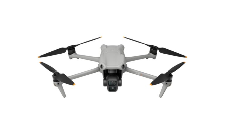 DJI-drone som svever mot en fjordlandskap, med kameraet vinklet for stående videoopptak