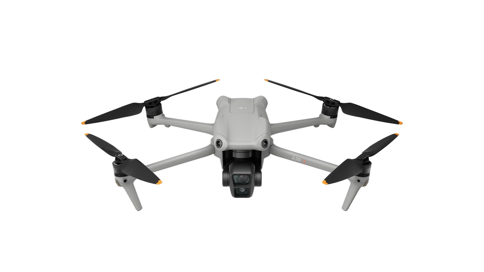DJI-drone som svever mot en fjordlandskap, med kameraet vinklet for stående videoopptak