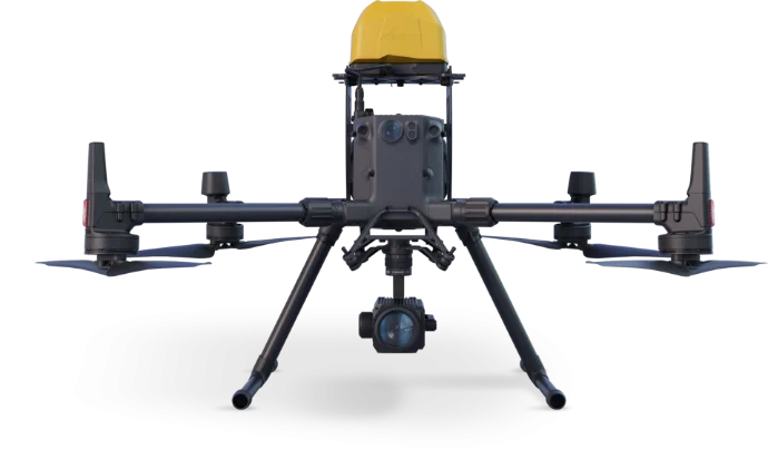 Industridrone med montert fallskjermsystem på toppen, klar for oppskyting av fallskjerm ved nødsituasjon.