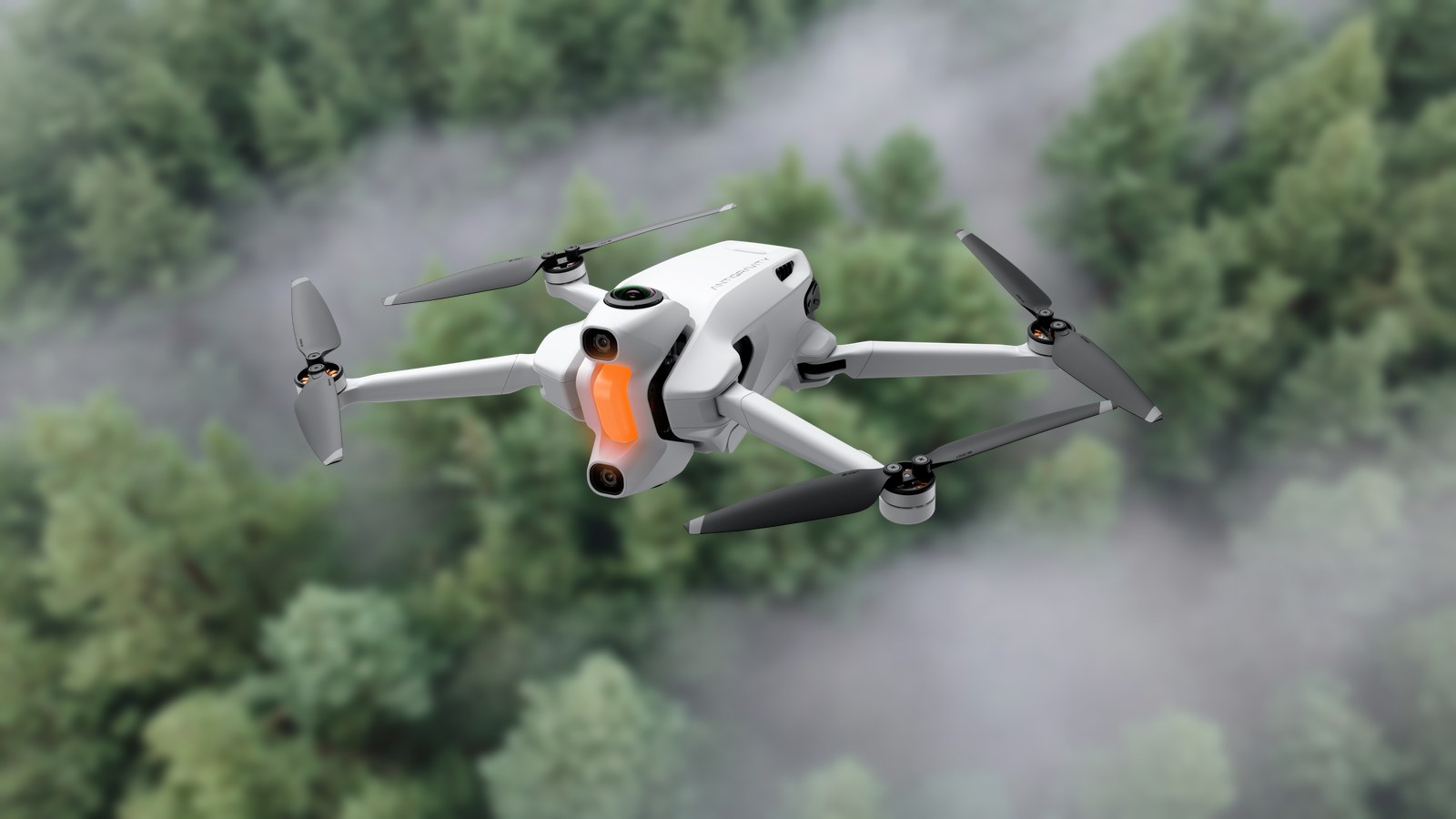 Kompakt 360-graders FPV-drone med kulerundt kamera over og under kroppen, mot nøytral bakgrunn.