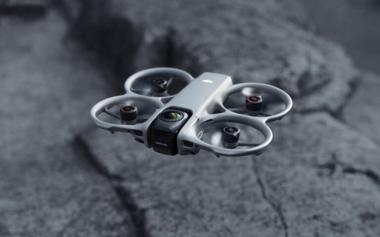 Kompakt FPV-drone med propellbeskyttelse og kulerundt 360-kamera på toppen, mot nøytral bakgrunn