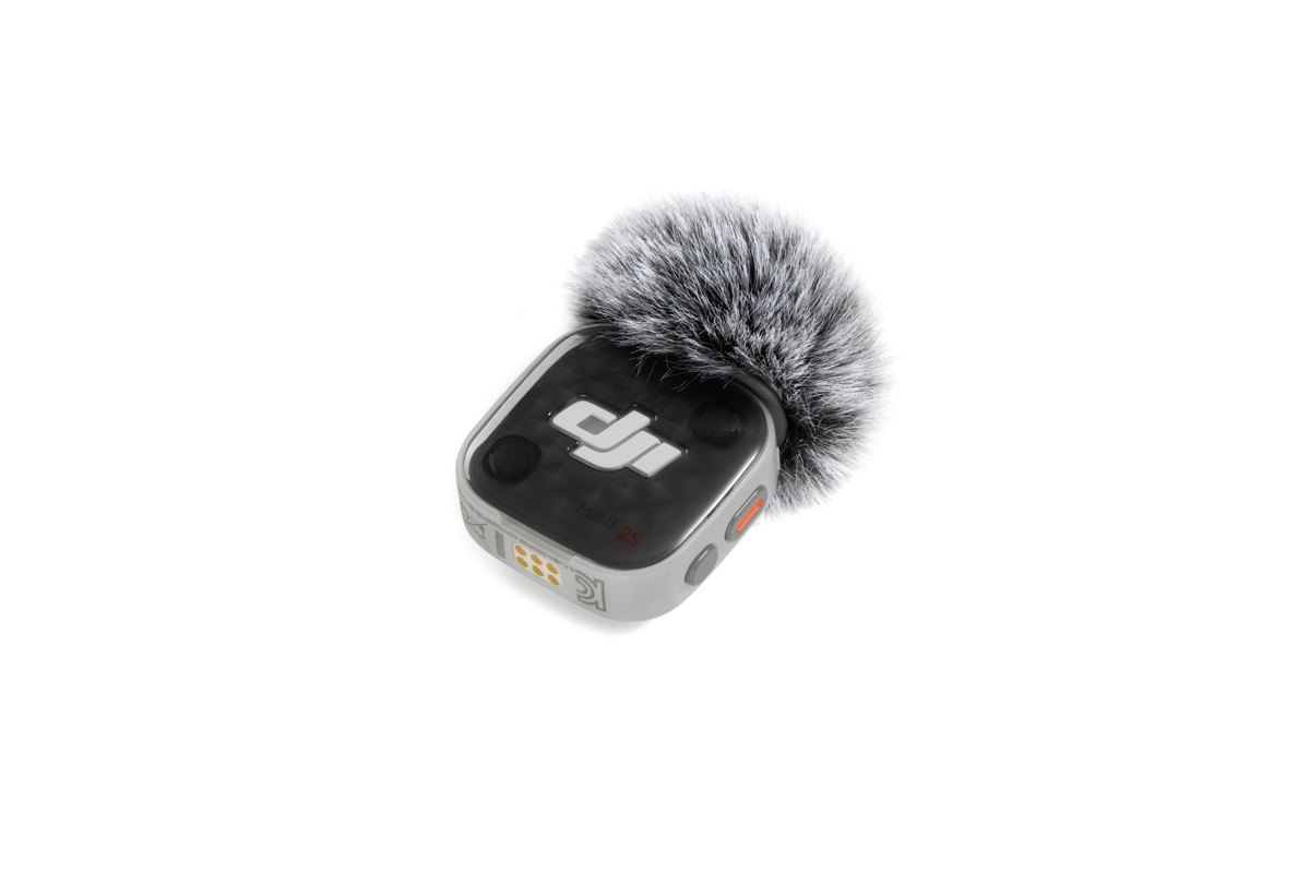 DJI Mic Mini 2S-sender med vindhette, sett i trekvart vinkel