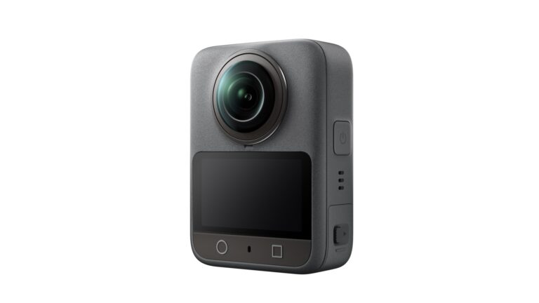 DJI Osmo 360, et kompakt 360-kamera sett skrått forfra med objektiv og berøringsskjerm.