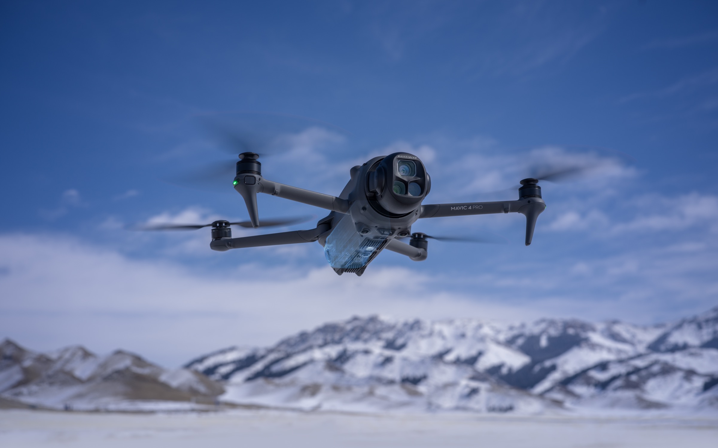 Sammenleggbar DJI Mavic 4 Pro-drone med trippelkamera og gimbal, sett mot nøytral bakgrunn