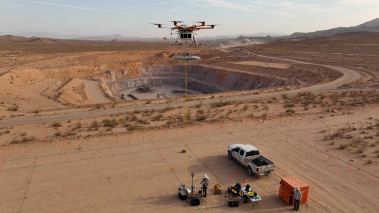 Drone settes ut for magnetometer-kartlegging på mineraliprosjekt i ørkenlandskap