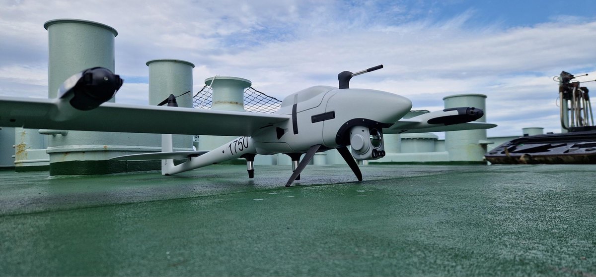 Quantum Systems Vector-drone på et skipsdekk, med ventilasjonstårn og hav i bakgrunnen