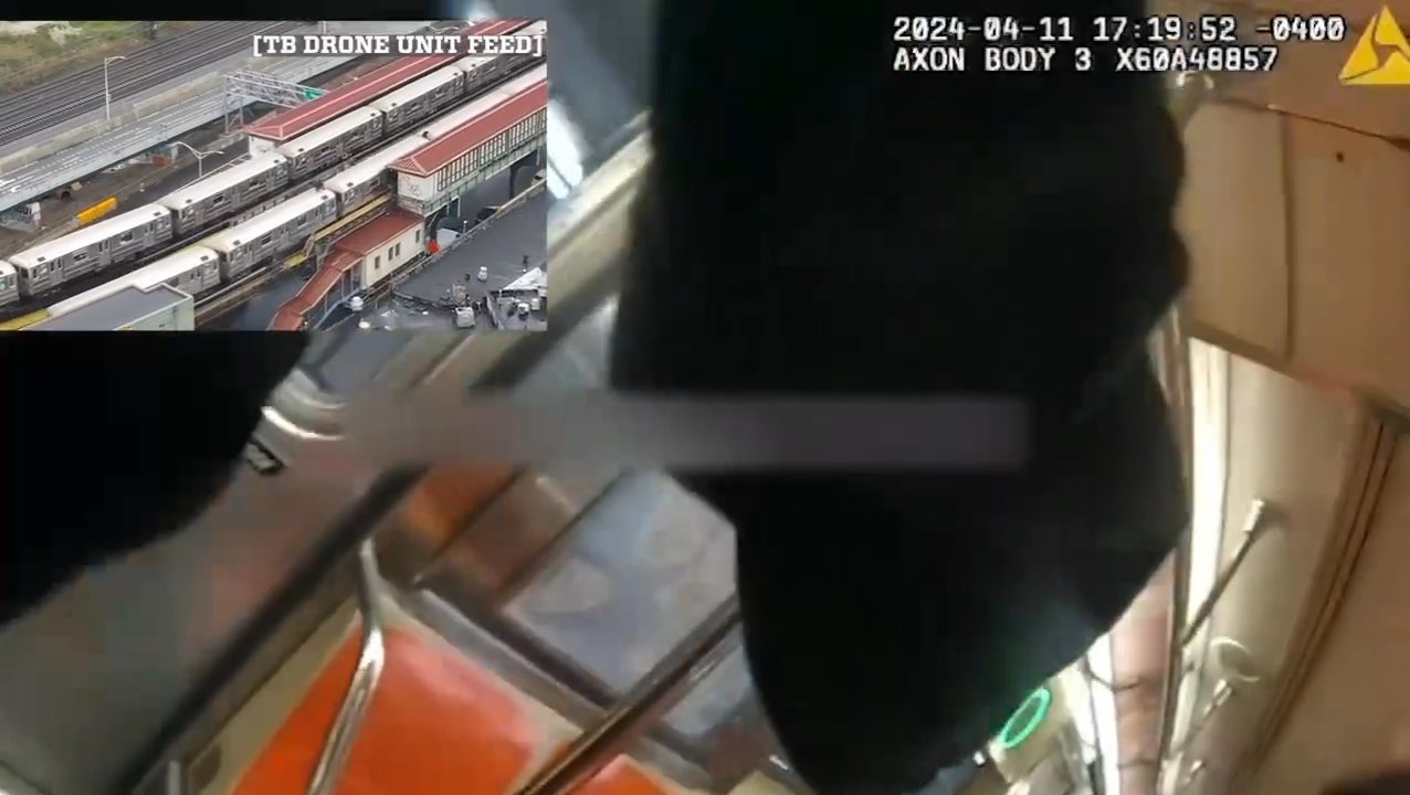 Liten politidrone svever over et opphøyd T-banespor i en amerikansk storby med vogner under.