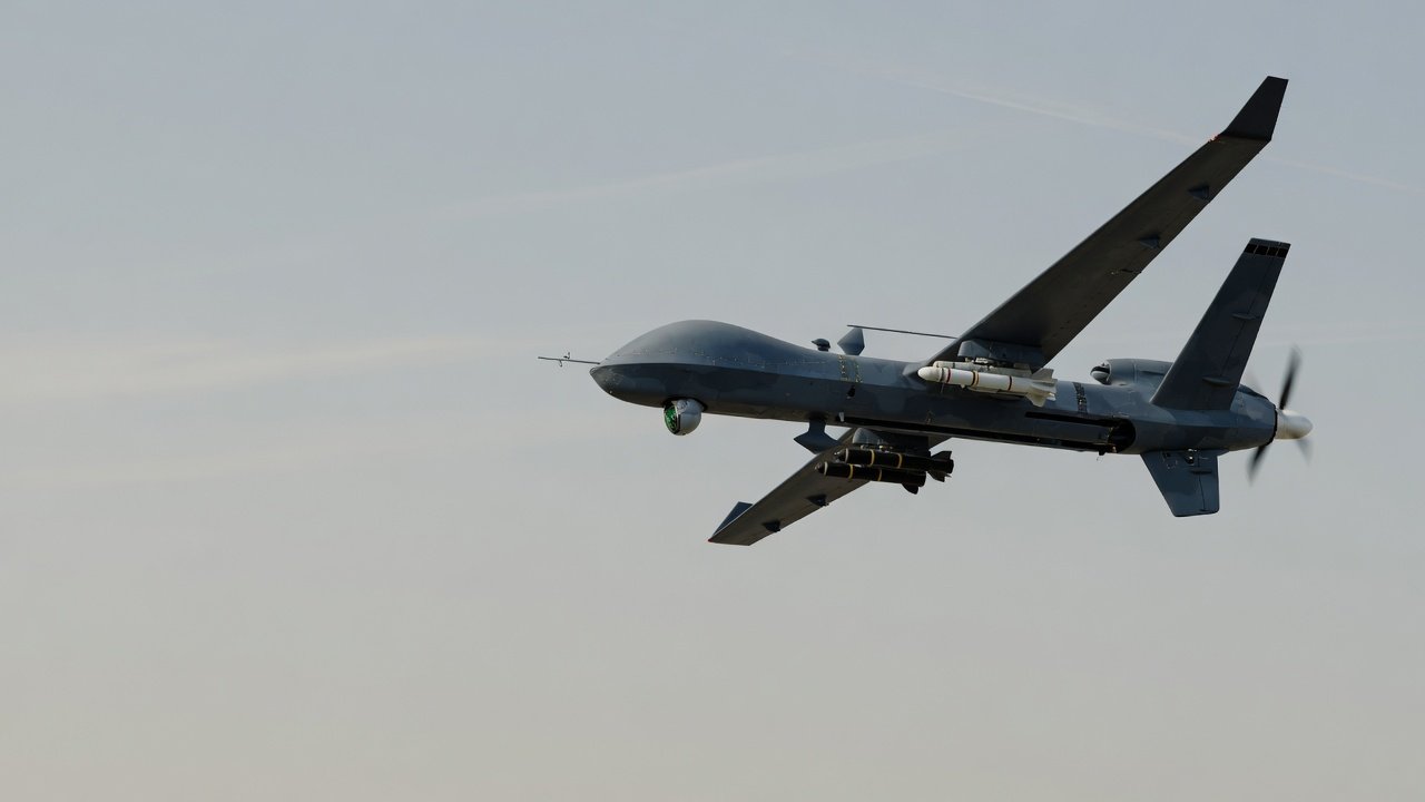 Langtrekkende autonom forsvarsdrone med fastvinget design mot nøytral himmel