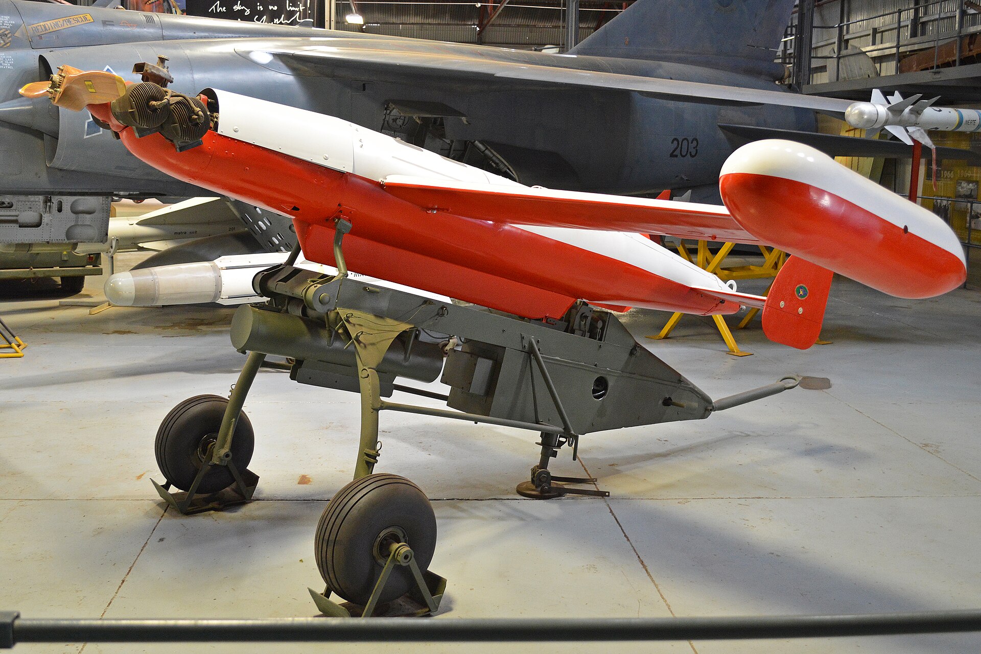 Stor elektrisk multirotordrone med fire armer og kameramodul står på asfaltert oppstillingsplass i amerikansk industriområde