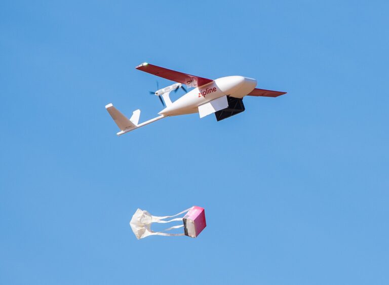 Leveringsdrone svever over en veranda og senker en matpose ned på trebordet med en tjoret line.