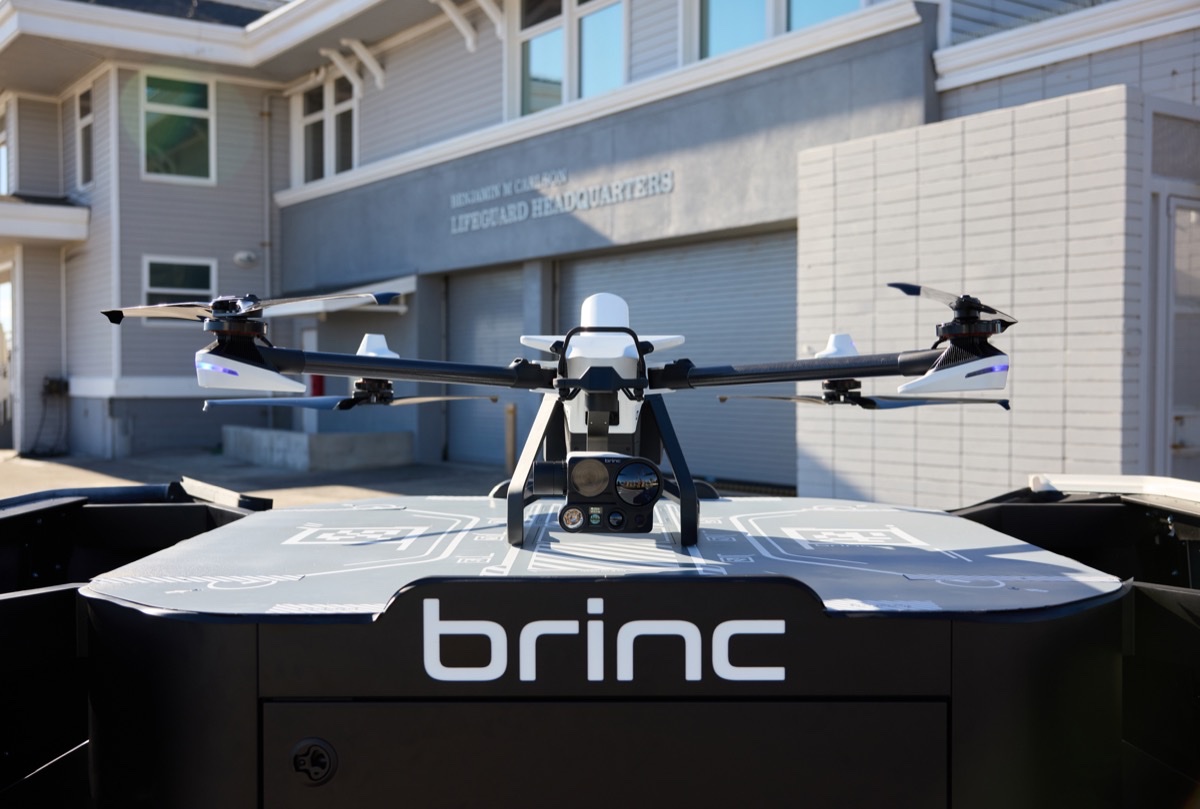 BRINC Guardian-drone klar på toppen av en Guardian Station foran en brannstasjon