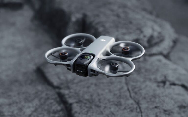 DJI Avata 360 FPV-drone med 360-kamera i lav flukt over en klippeflate