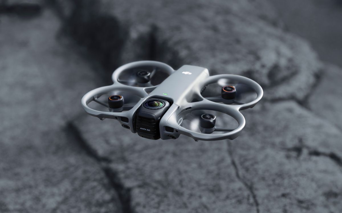 DJI Avata 360 FPV-drone med 360-kamera i lav flukt over en klippeflate