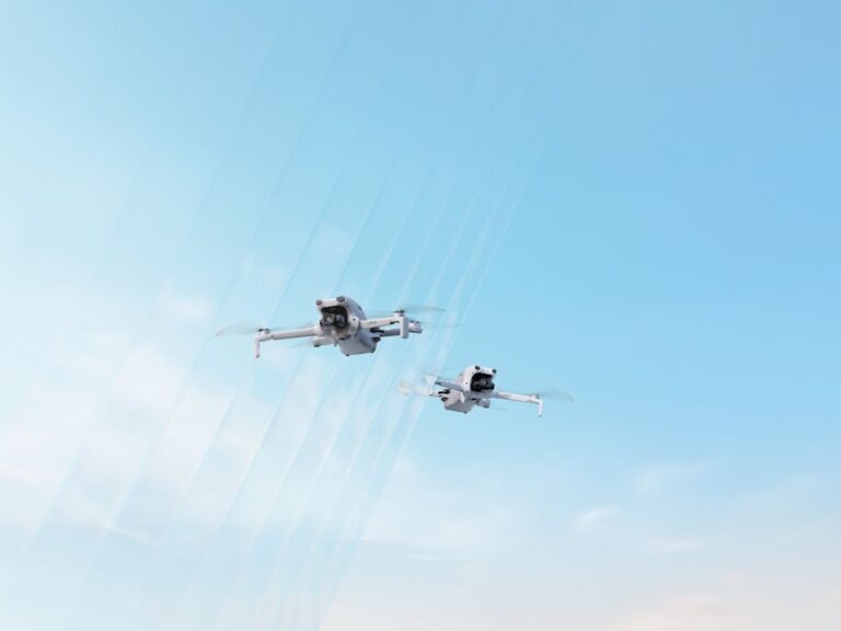 DJI Lito X1 og Lito 1 i lufta mot blå himmel
