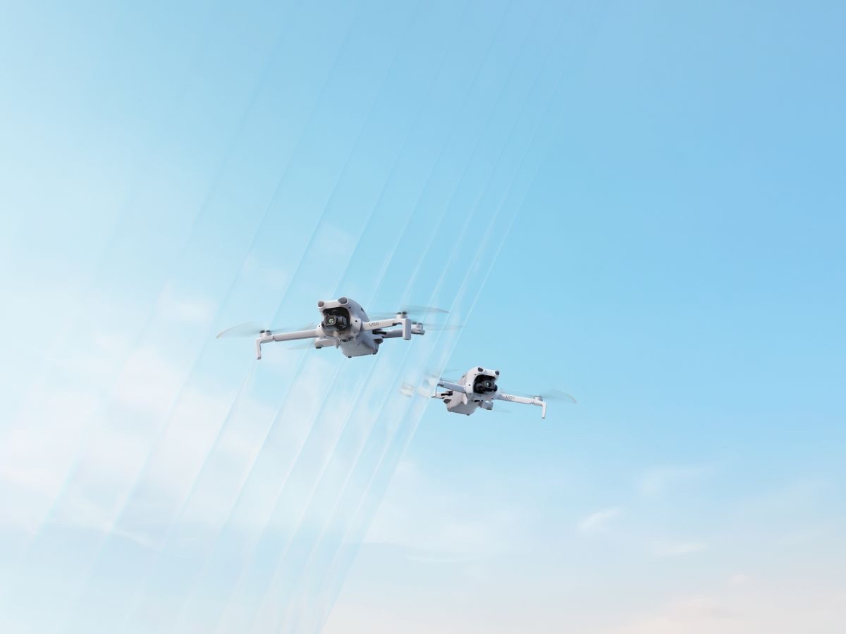 DJI Lito X1 og Lito 1 i lufta mot blå himmel