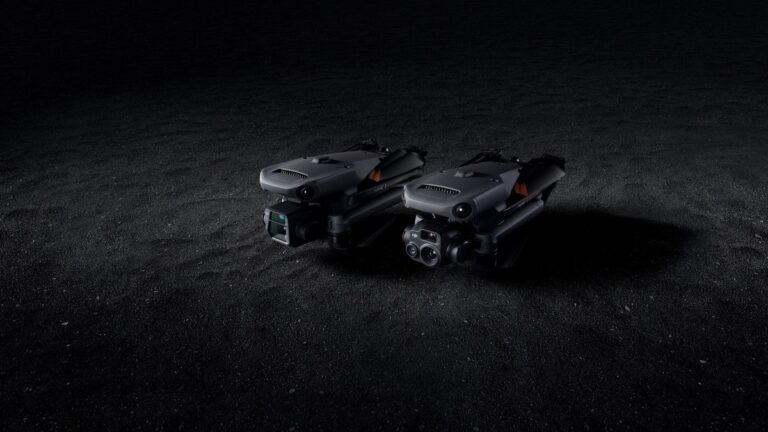 To sammenlagte DJI Mavic 3 Enterprise-droner, M3E og M3T, på mørk sand