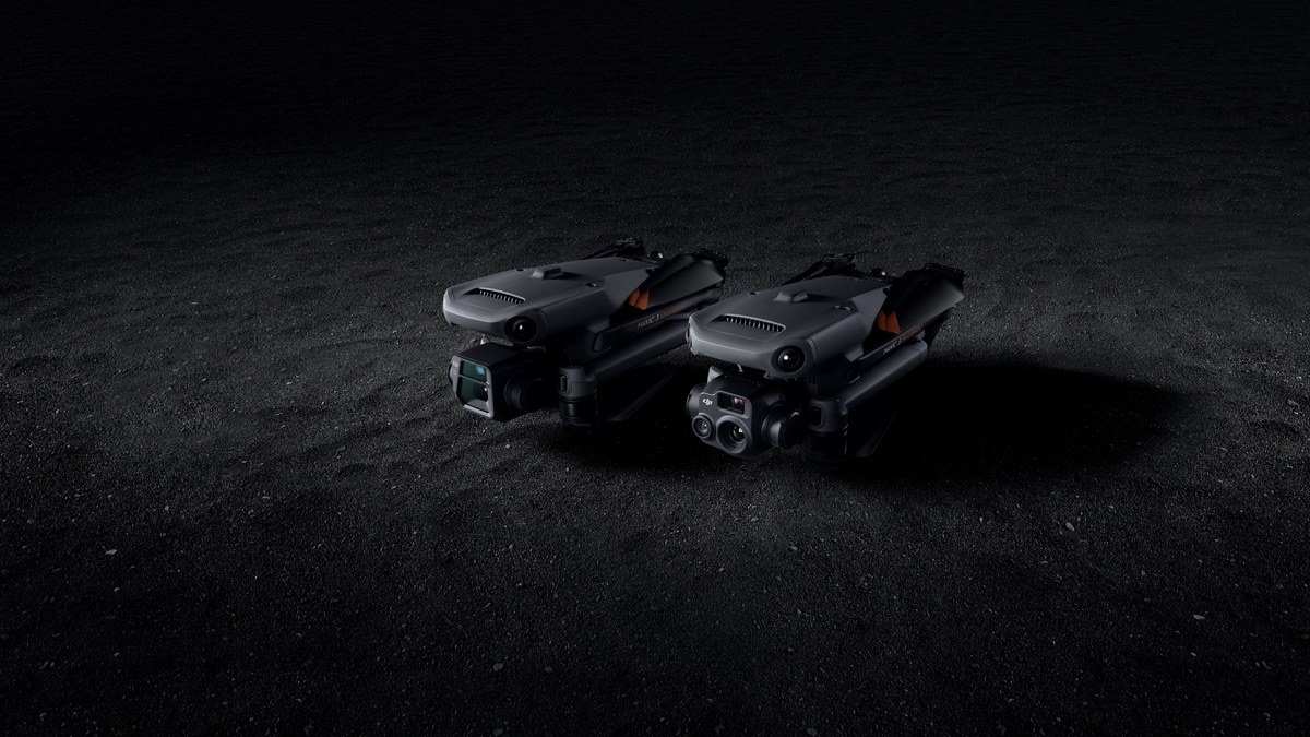 To sammenlagte DJI Mavic 3 Enterprise-droner, M3E og M3T, på mørk sand