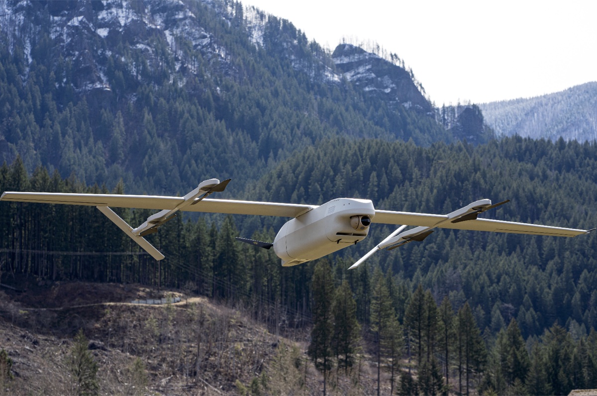 Heven AeroTech Z1 hydrogendrone med fastvinge i lav flukt over skogkledde fjell