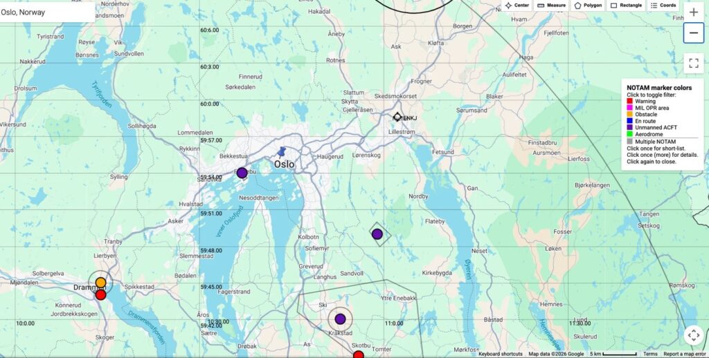 NOTAM-kartet på ippc.no over Oslo og Drammen, med lilla markører for ubemannede luftfartøy, oransje for hinder og røde for varsel