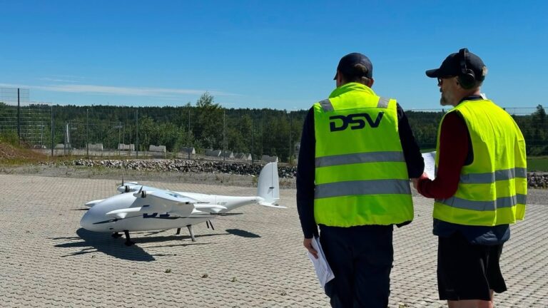 Phoenix-Wings Orca-drone på bakken mens to operatører i refleksvest går gjennom sjekklisten