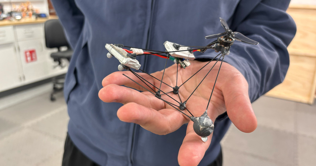 Den spinnende minidronen Phantom Twist holdt i en åpen hånd i et laboratorium