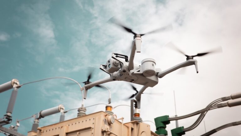 Skydio X10-drone flyr tett inntil utstyr i en transformatorstasjon under inspeksjon