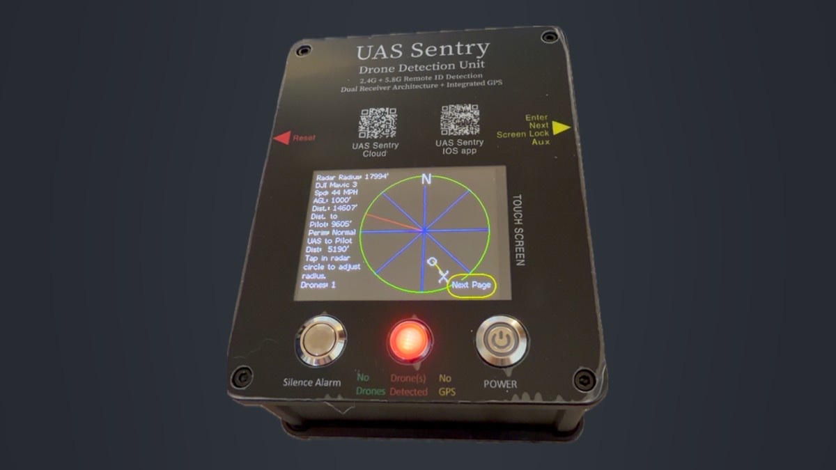 UAS Sentry Nexus Observer Remote ID-mottaker med berøringsskjerm som viser en detektert DJI Mavic 3 og rødt varsellys